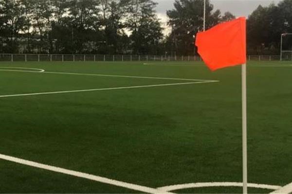 Aménagement de terrains de football synthétqiue et en gazon naturel avec irrigation et éclairage - Sportinfrabouw NV